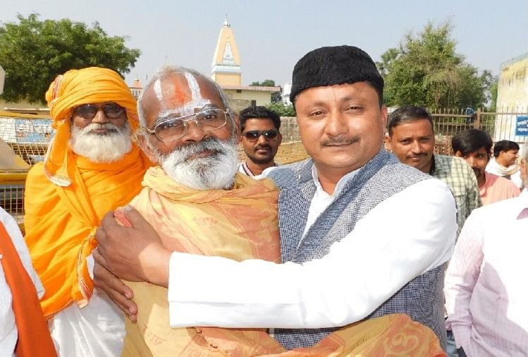 एक दूसरे के गले लगते हुए