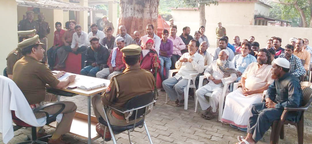 जीआरपी थाना में अयोध्या फैसले को लेकर शांति समिति की बैठक करते पुलिस अधिकारी जीआरपी थाना में अयोध्या फैसले को लेकर शांति समिति की बैठक करते पुलिस अधिकारी