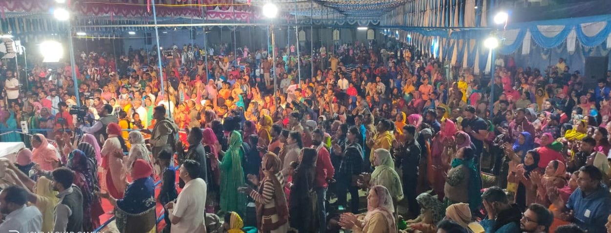 ऐतिहासिक चर्च में आयोजित विशेष प्रार्थना में शामिल श्रद्धालु। 