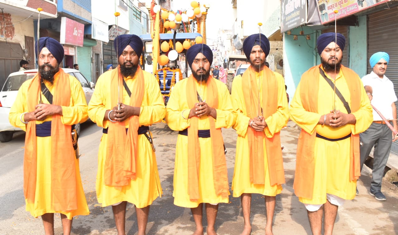 नगर कीर्तन की अगुवाई करते पंच प्यारे नगर कीर्तन की अगुवाई करते पंच प्यारे