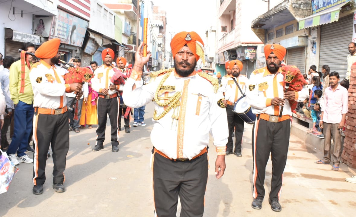 नगर कीर्तन में मधुर धुन बजाता पंजाब का बैंड नगर कीर्तन में मधुर धुन बजाता पंजाब का बैंड