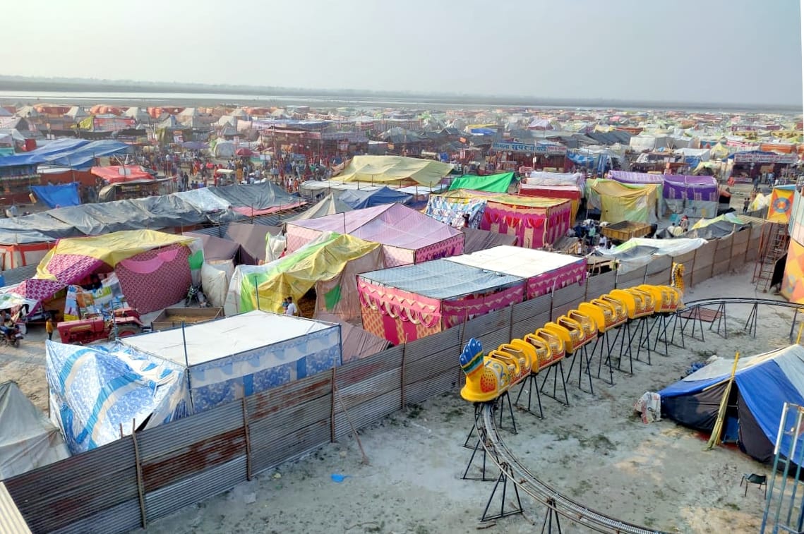 बिजनौर में विदुर कुटी के सामने बसने लगा तंबुओं का शहर। बिजनौर में विदुर कुटी के सामने बसने लगा तंबुओं का शहर।