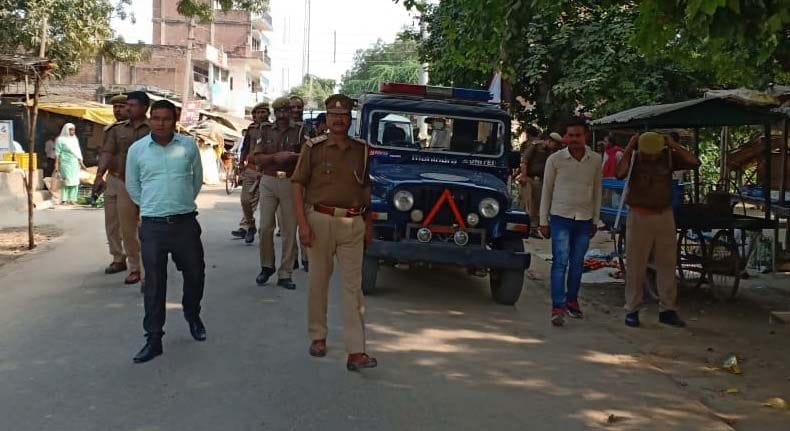 पट्टी कस्बे में शांति व्यवस्था बनाये रखने को पैदल मार्च करती पुलिस। पट्टी कस्बे में शांति व्यवस्था बनाये रखने को पैदल मार्च करती पुलिस।