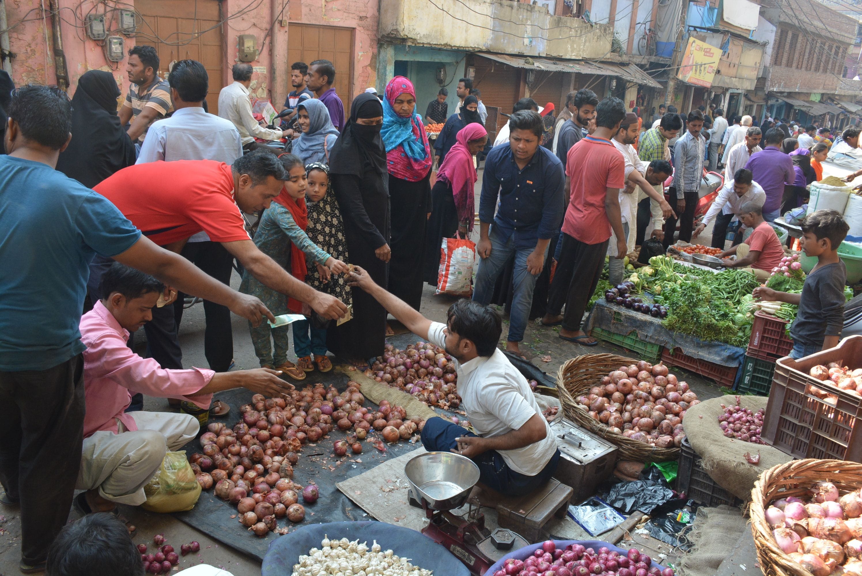 चन्दन शहीद रोड़ बाजार  पर सब्जी की दुकान पर उमड़ी भीड़।