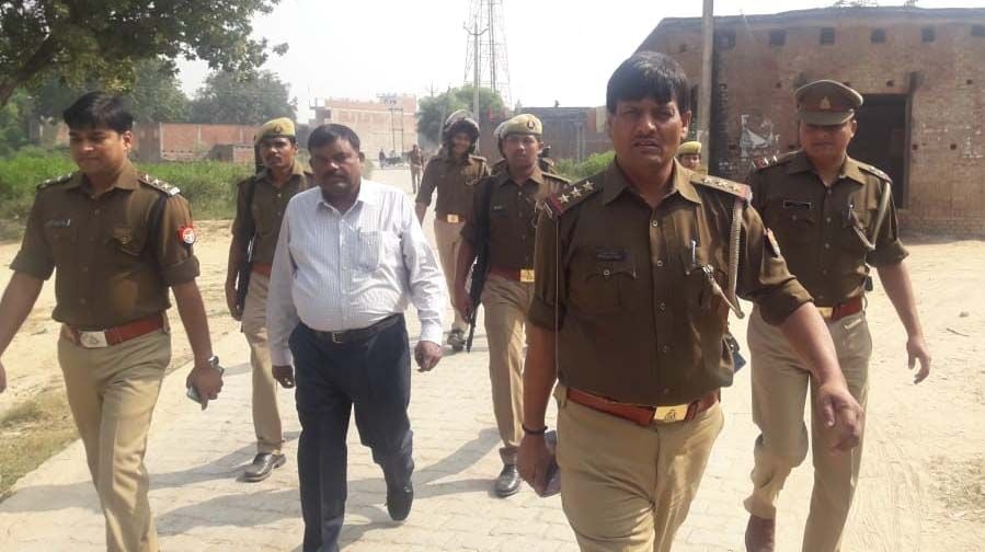जेठवारा थाने के शमशेरगंज बाजार में राम मंदिर फैसला आने केे बाद शांति व्यवस्था बनाने को पैदल मार्? जेठवारा थाने के शमशेरगंज बाजार में राम मंदिर फैसला आने केे बाद शांति व्यवस्था बनाने को पैदल मार्?