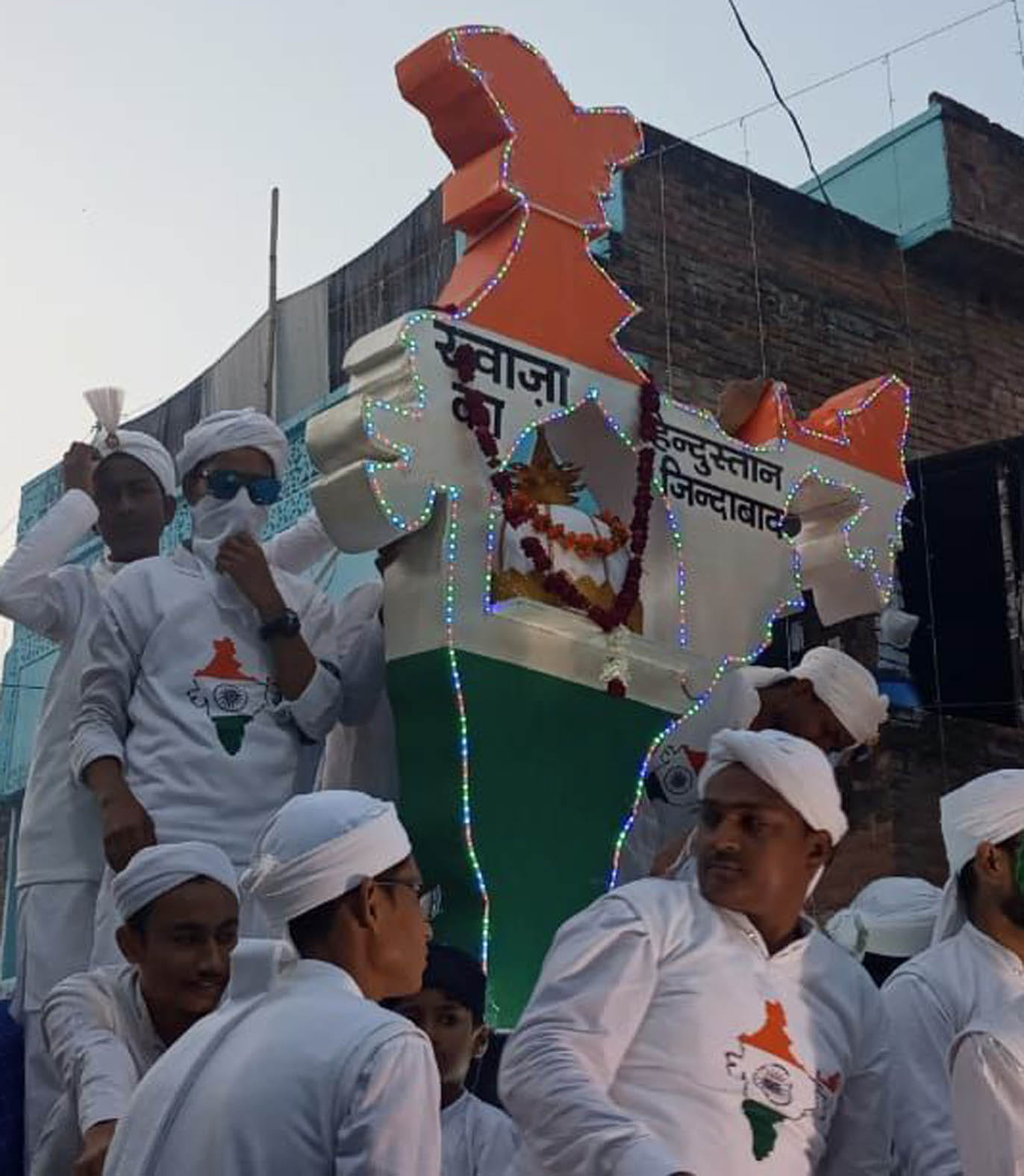 बांदा में जुलूसे मोहम्मदी में भारत के नक्शे के साथ सजाई गई झांकी। बांदा में जुलूसे मोहम्मदी में भारत के नक्शे के साथ सजाई गई झांकी।
