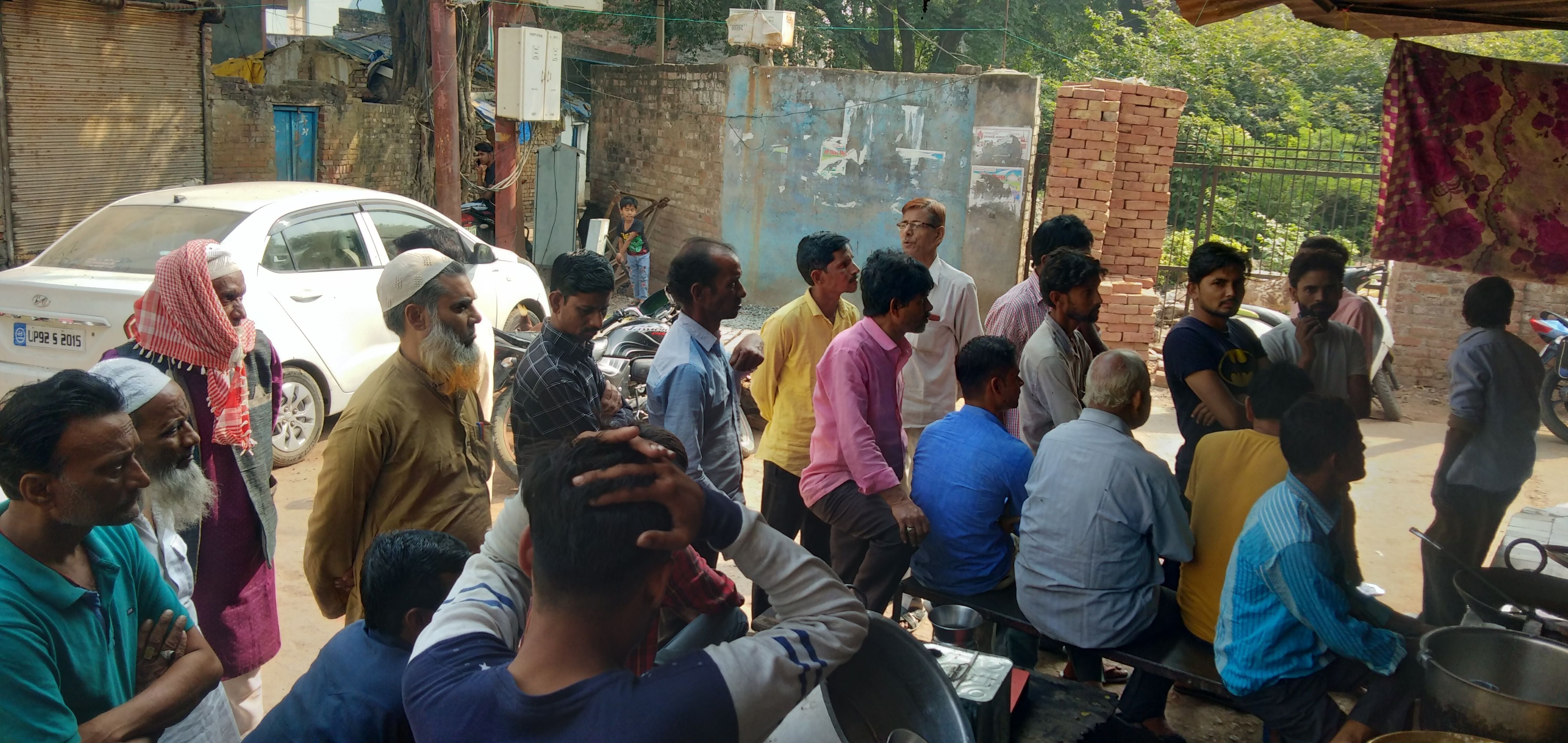 बजरिया स्थित जय हिंद टॉकीज के पास दुकान पर टीवी पर को कोर्ट का फैसला देखते मुस्लिम समुदाय के लोग बजरिया स्थित जय हिंद टॉकीज के पास दुकान पर टीवी पर को कोर्ट का फैसला देखते मुस्लिम समुदाय के लोग