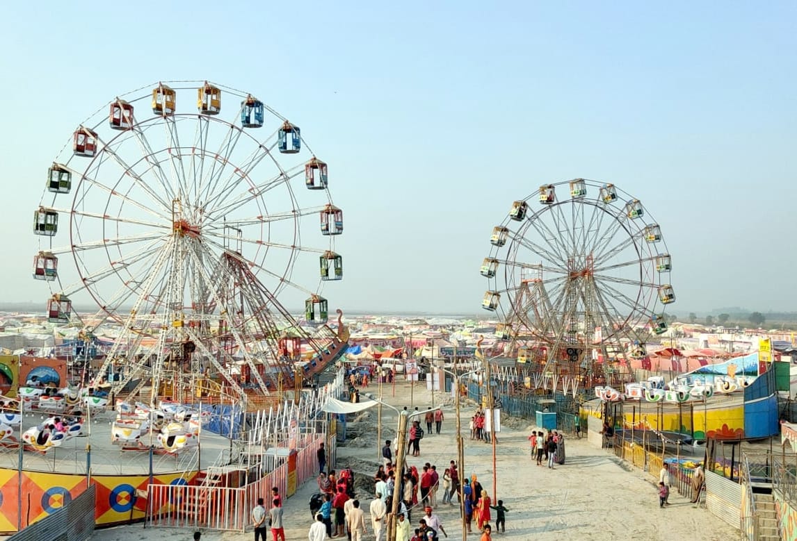 बिजनौर में विदुर कुटी के सामन गंगा स्नान मेले में लगे झूले। बिजनौर में विदुर कुटी के सामन गंगा स्नान मेले में लगे झूले।