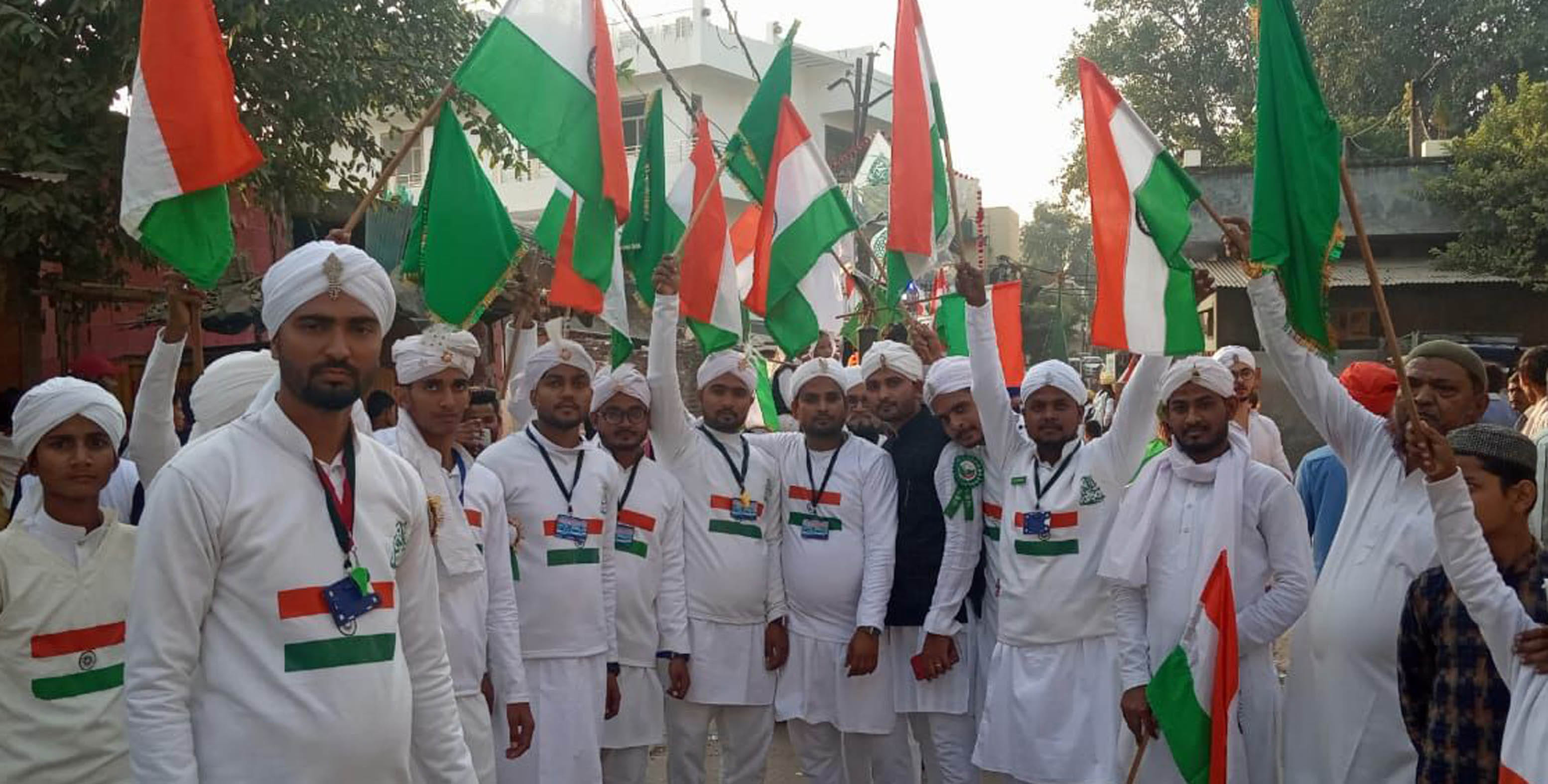 बांदा में जुलूसे मोहम्मदी में राष्ट्रीय ध्वज लहराते युवक। बांदा में जुलूसे मोहम्मदी में राष्ट्रीय ध्वज लहराते युवक।