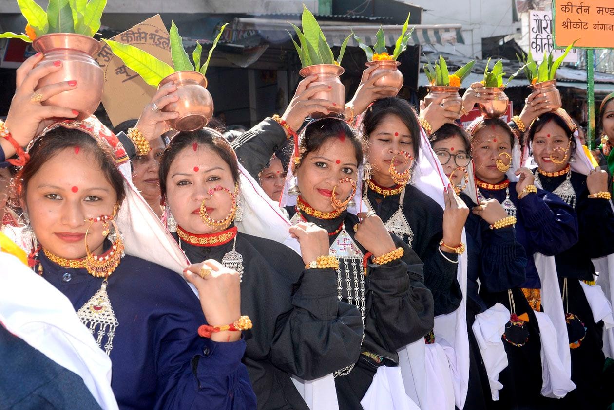 श्रीनगर बैकुंठ चतुर्दशी मेले के उद्घाटन अवसर मे मौके पर झांकी मे भाग लेती र्कीतन मंडली की महिलाए? श्रीनगर बैकुंठ चतुर्दशी मेले के उद्घाटन अवसर मे मौके पर झांकी मे भाग लेती र्कीतन मंडली की महिलाए?