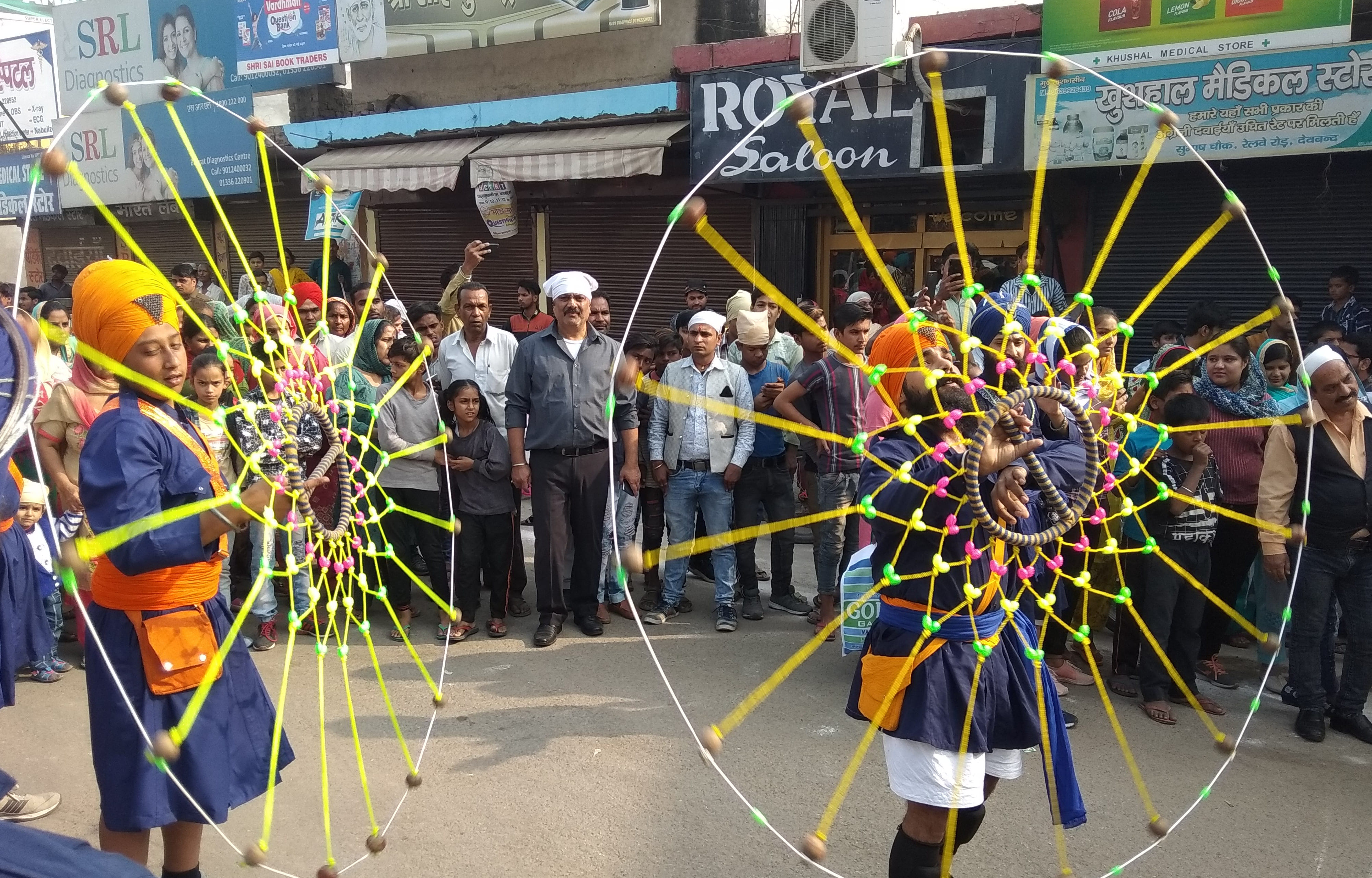 करतब दिखाते गतका पार्टी के कलाकार करतब दिखाते गतका पार्टी के कलाकार