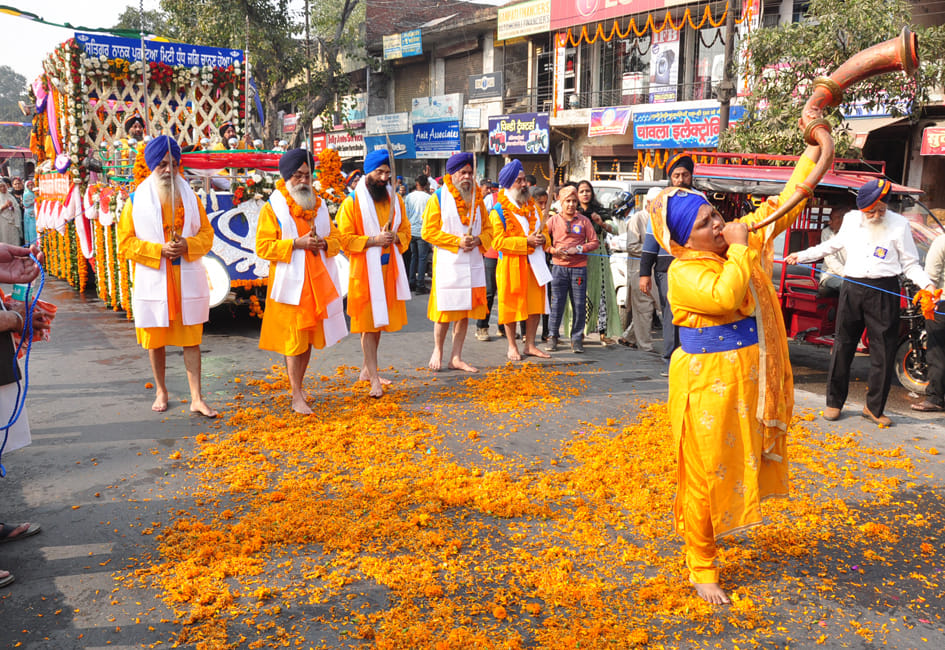 सहारनपुर में गुरू नानक देव जी के प्रकाश पुरब के उपलक्ष में निकला नगर कीर्तन कि अगुवाई करते पांच प? सहारनपुर में गुरू नानक देव जी के प्रकाश पुरब के उपलक्ष में निकला नगर कीर्तन कि अगुवाई करते पांच प?