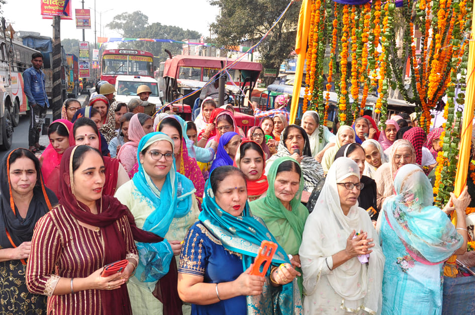 सहारनपुर में गुरू नानक देव जी के प्रकाश पुरब के उपलक्ष में निकला नगर कीरतन में र्कीतन करती महिलाए सहारनपुर में गुरू नानक देव जी के प्रकाश पुरब के उपलक्ष में निकला नगर कीरतन में र्कीतन करती महिलाए