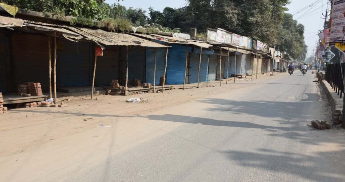 कचहरी के बगल दुकानें बंद होने से पसरा रहा सन्नाटा। कचहरी के बगल दुकानें बंद होने से पसरा रहा सन्नाटा।