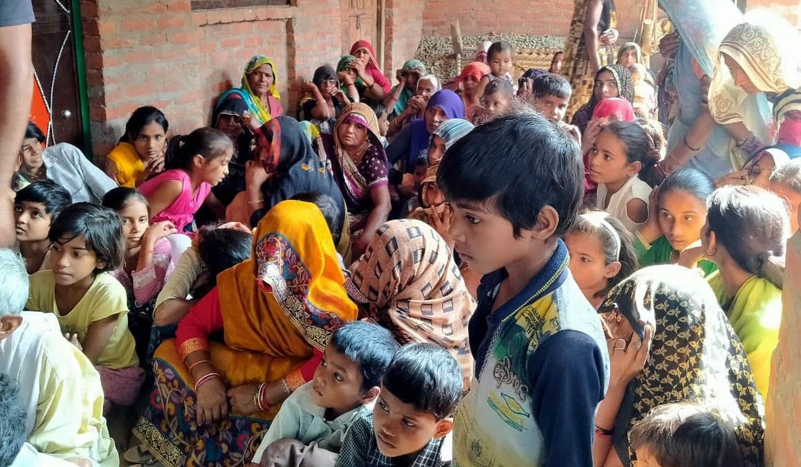 शव पर रोते बिलखते परिजन। शव पर रोते बिलखते परिजन।