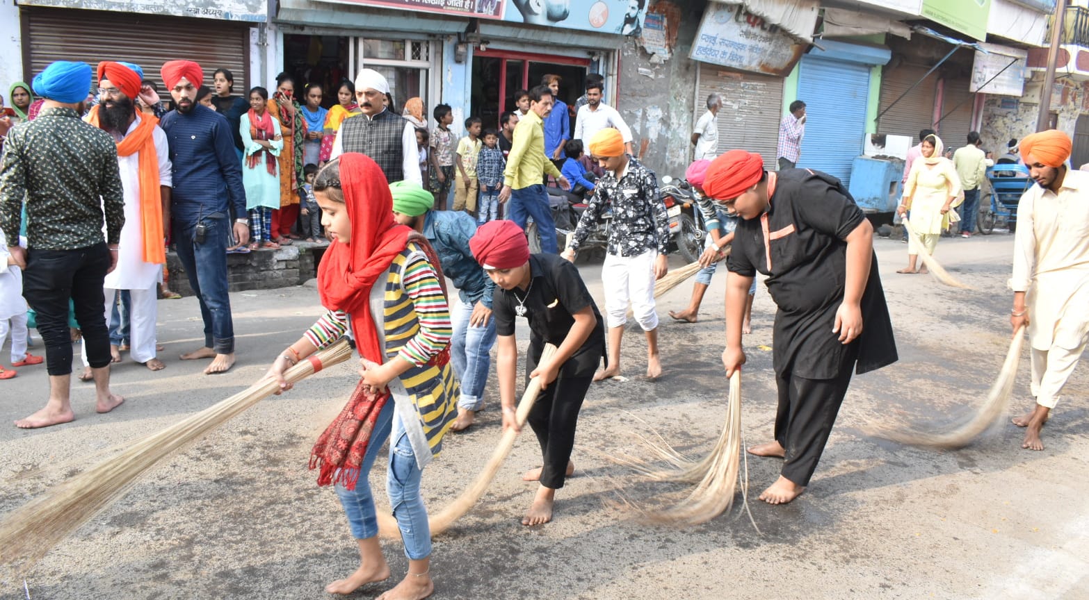 नगर कीर्तन मार्ग की सफाई करते बच्चे नगर कीर्तन मार्ग की सफाई करते बच्चे