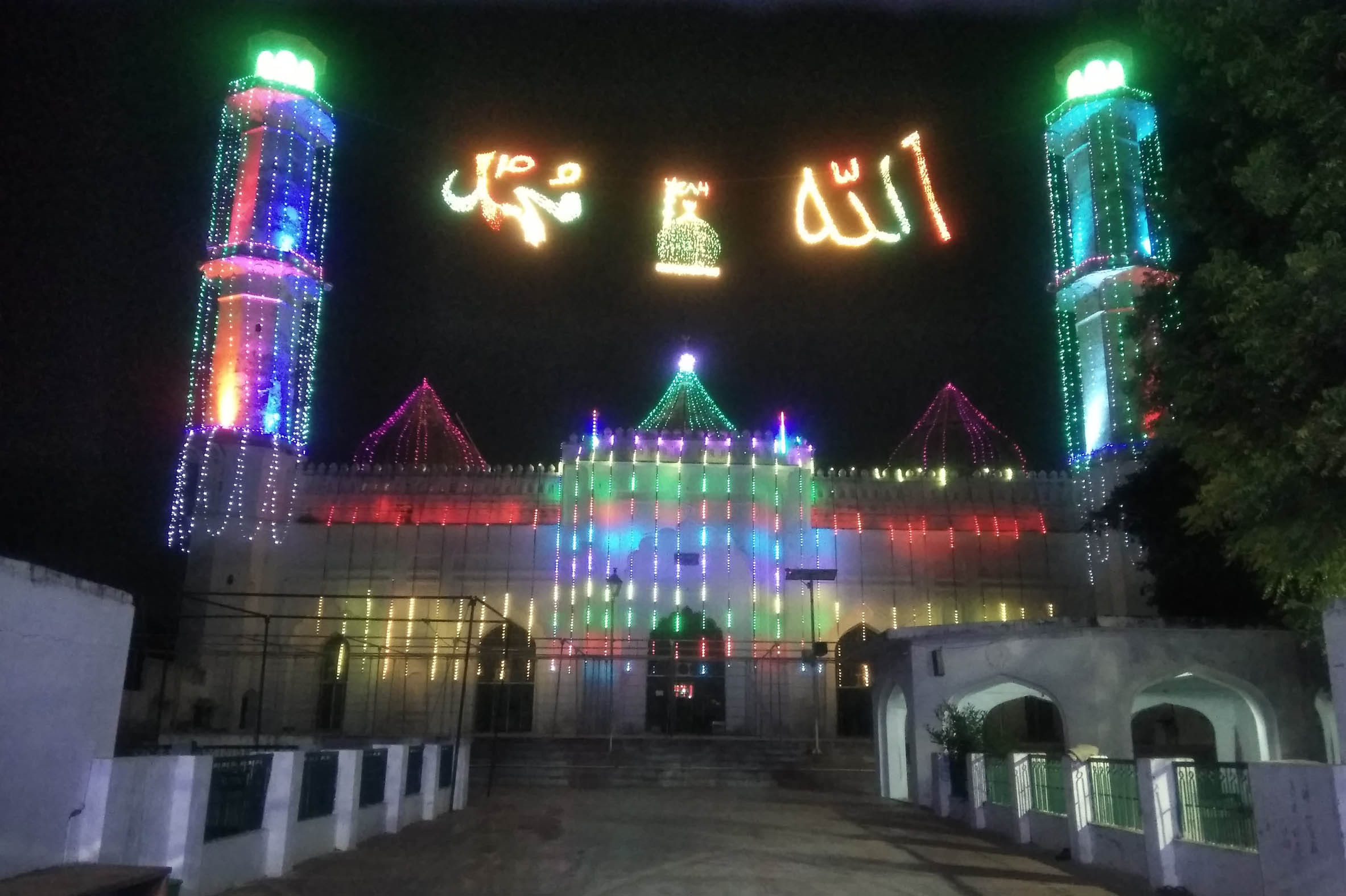 जश्ने ईद मीलाद पर सजाई गई बांदा की नवाबी जामा मस्जिद। जश्ने ईद मीलाद पर सजाई गई बांदा की नवाबी जामा मस्जिद।