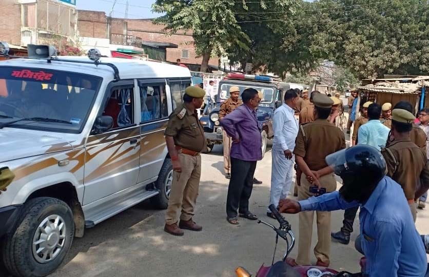 राम मंदिर फैसला आने के बाद पट्टी बाजार में फोर्स के साथ मौजूद एसडीएम। राम मंदिर फैसला आने के बाद पट्टी बाजार में फोर्स के साथ मौजूद एसडीएम।