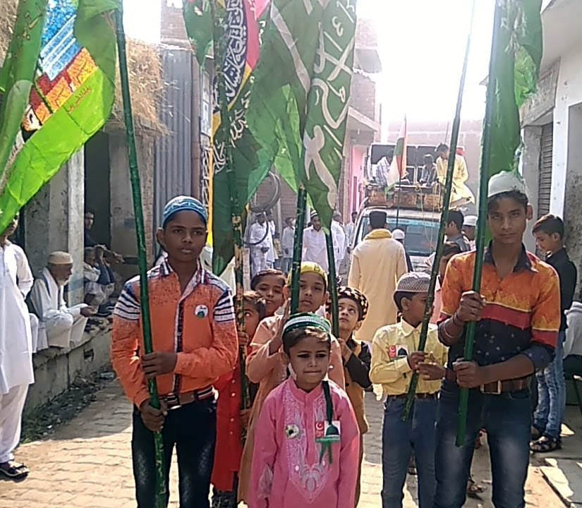 विशुनगढ़ में जुलूस के आगे चल रहे नंहें मुन्ने बच्चे। विशुनगढ़ में जुलूस के आगे चल रहे नंहें मुन्ने बच्चे।