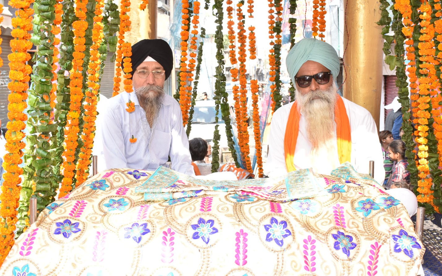 नगर कीर्तन में शामिल श्री गुरूग्रंथ साहिब जी की भव्य पालकी नगर कीर्तन में शामिल श्री गुरूग्रंथ साहिब जी की भव्य पालकी