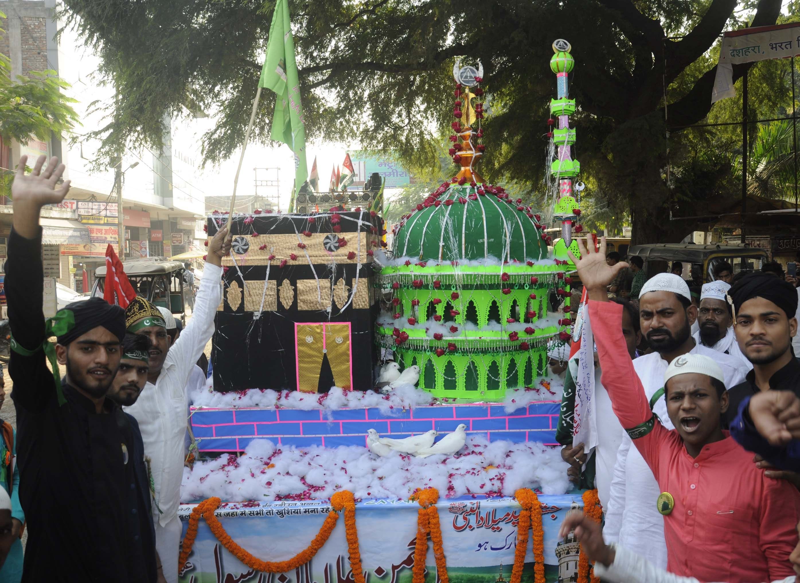 गुलशने मदीना से ईदमिलादुन्नवी पर जुलूस में निकली झांकी। गुलशने मदीना से ईदमिलादुन्नवी पर जुलूस में निकली झांकी।