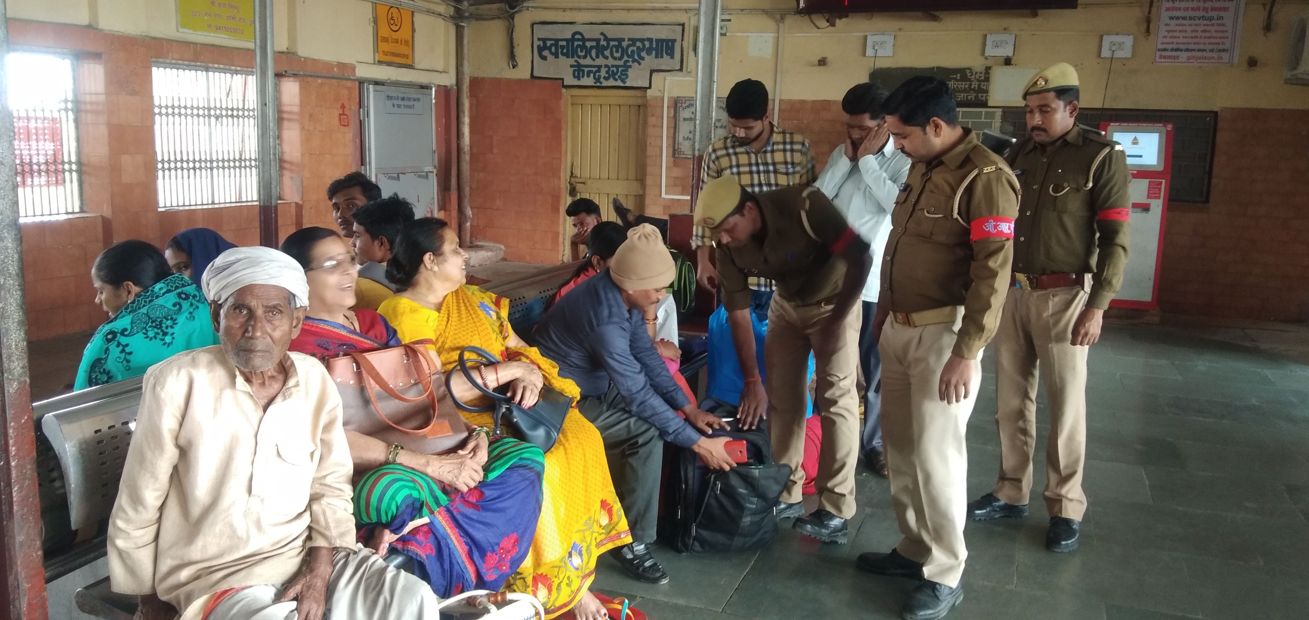 रेलवे स्टेशन पर यात्रियों के सामान तलाशी लेते पुलिसकर्मी रेलवे स्टेशन पर यात्रियों के सामान तलाशी लेते पुलिसकर्मी