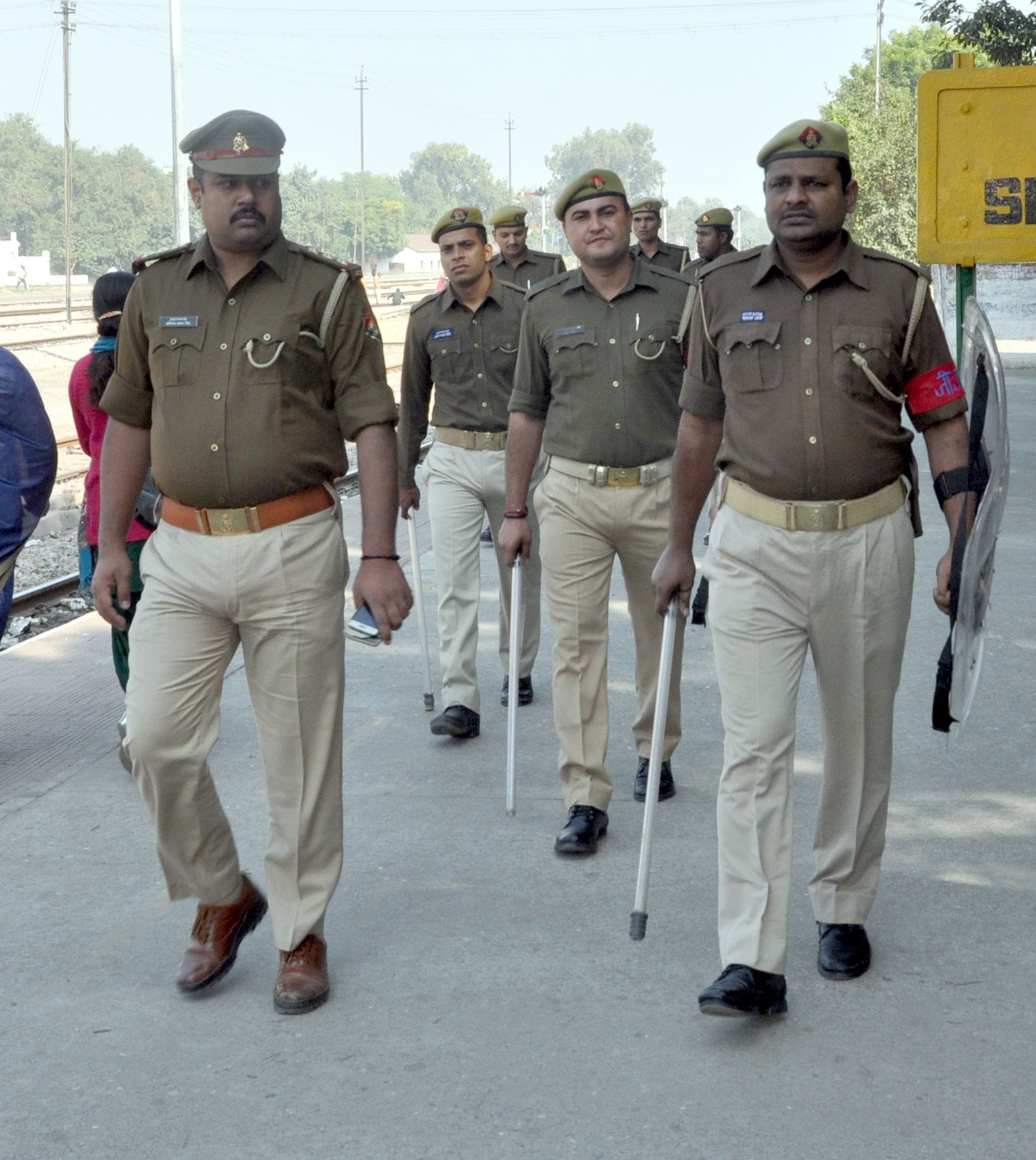 शामली रेलवे स्टेशन पर गश्त करते पुलिसकर्मी