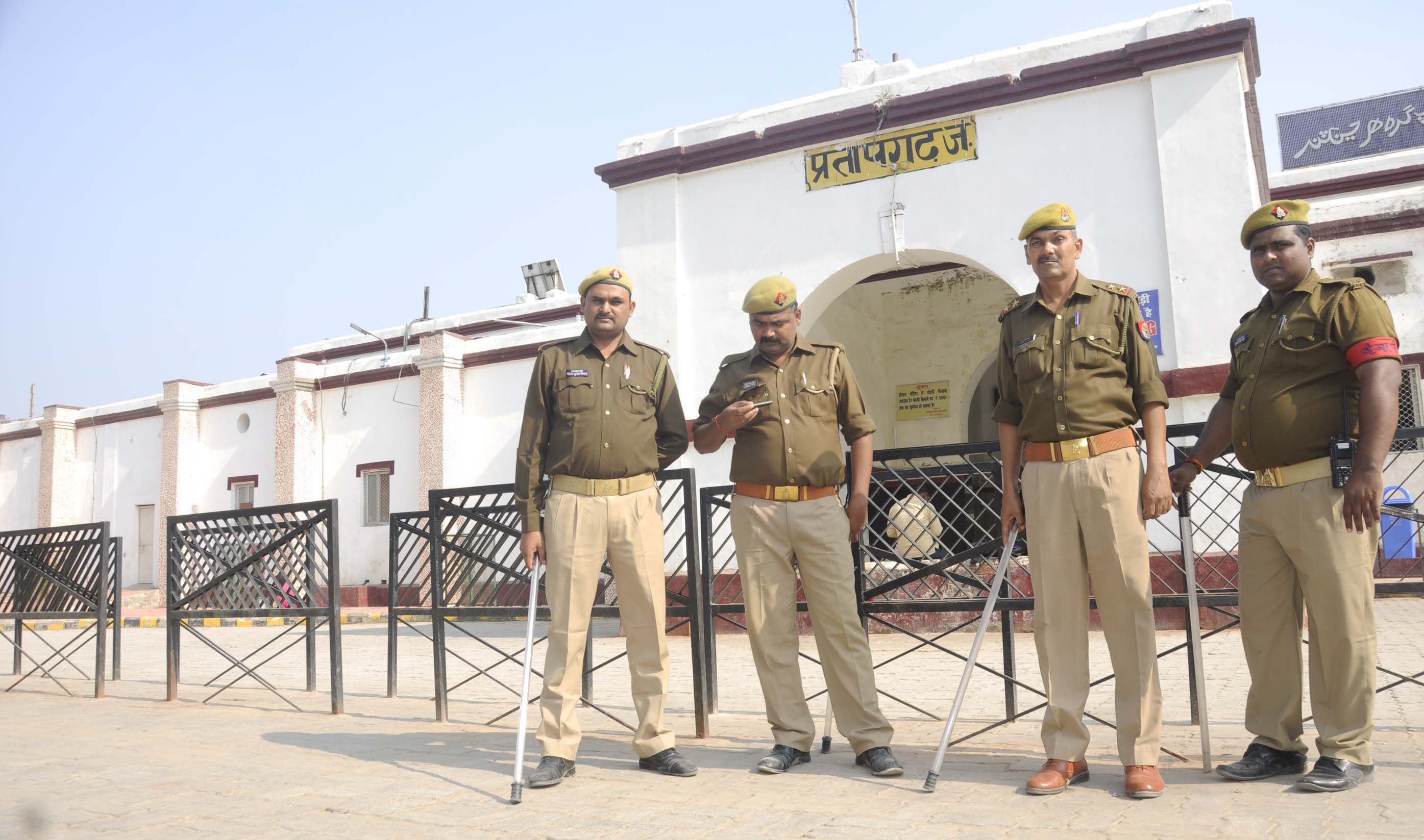 रेलवे स्टेशन परिसर गेट पर तैनात पुलिस। रेलवे स्टेशन परिसर गेट पर तैनात पुलिस।