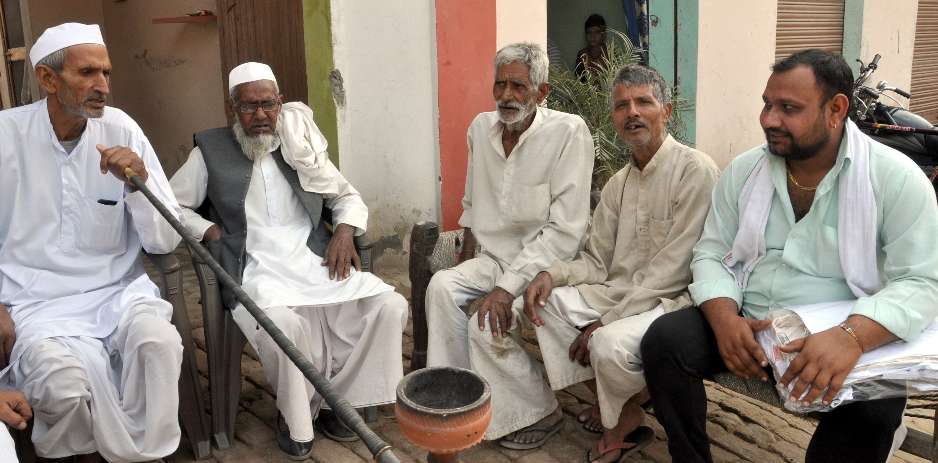 शामली क्षेत्र के गांव लिलौन में आपस में वार्ता करते लोग। शामली क्षेत्र के गांव लिलौन में आपस में वार्ता करते लोग।