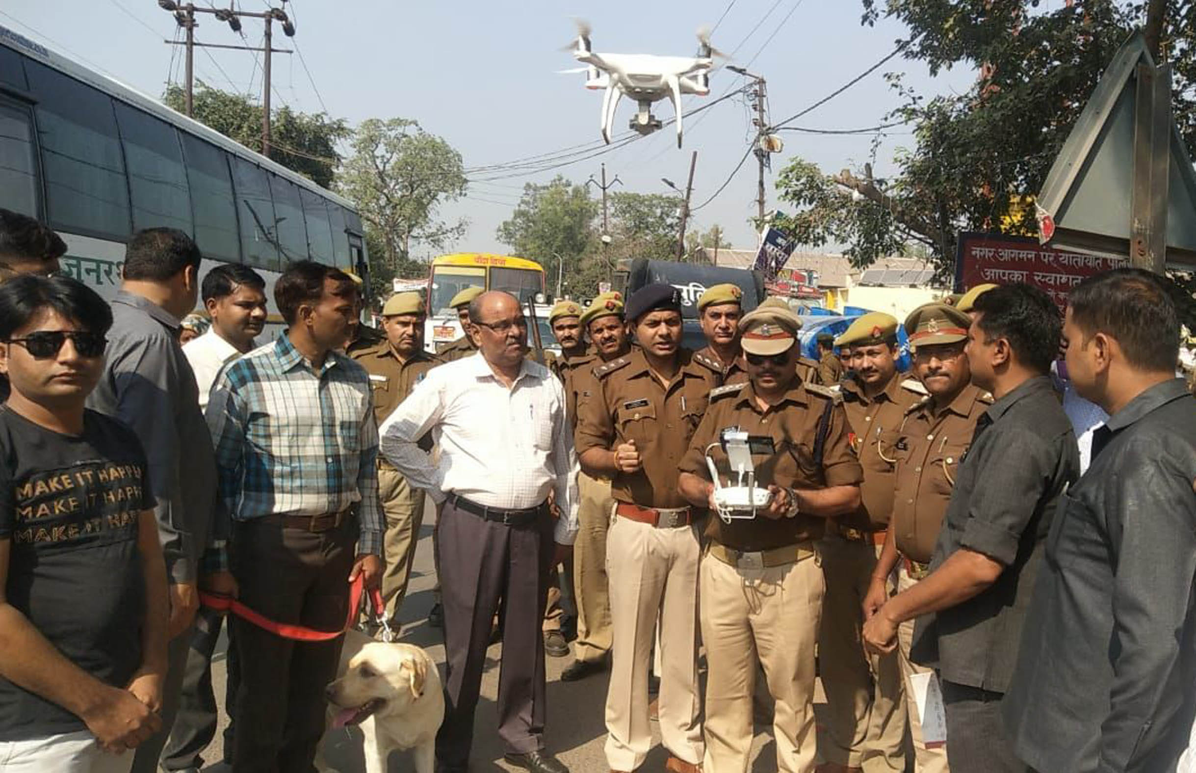 ड्रोन कैमरे से जुलूसे मोहम्मदी पर नजर रखते सिटी मजिस्ट्रेट, सीओ और पुलिस बल। ड्रोन कैमरे से जुलूसे मोहम्मदी पर नजर रखते सिटी मजिस्ट्रेट, सीओ और पुलिस बल।
