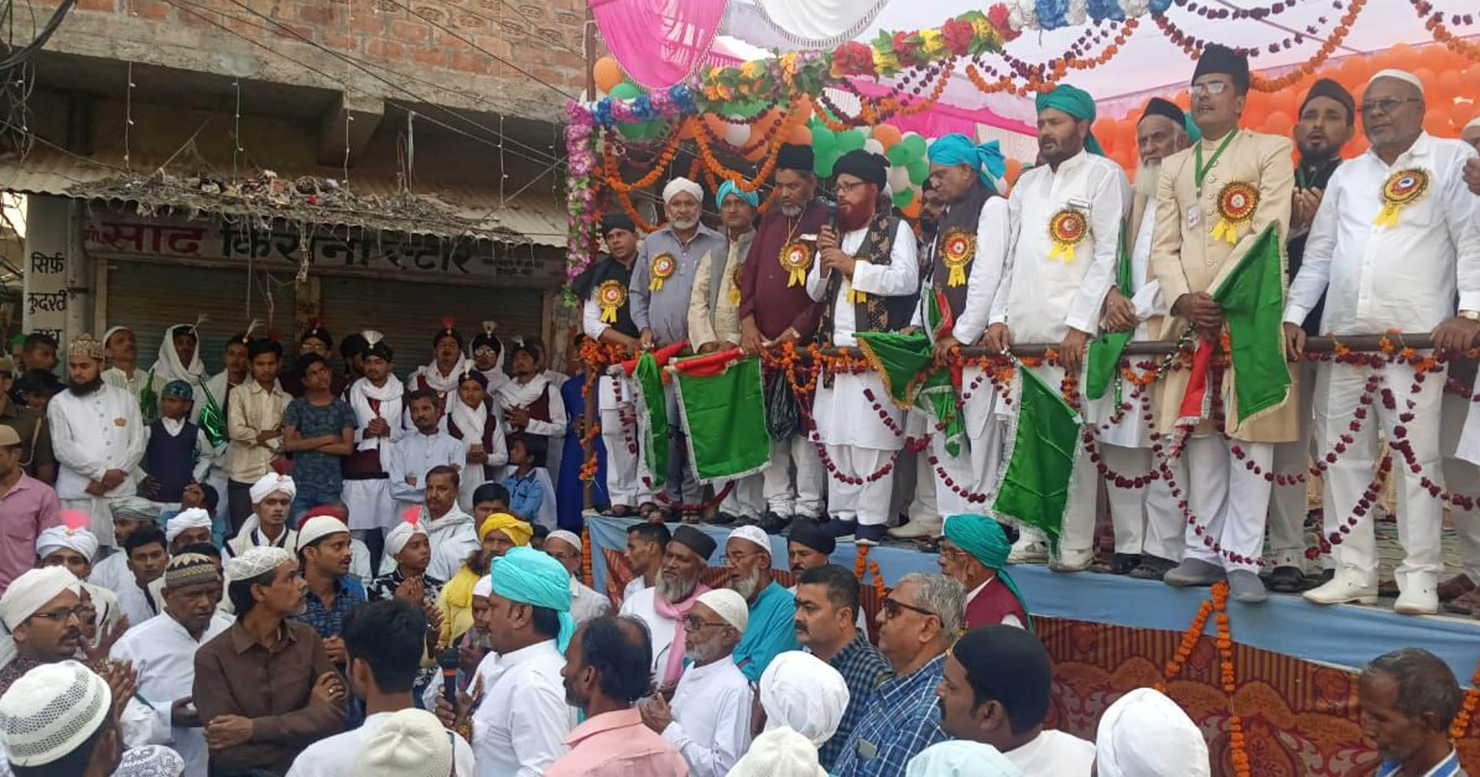 जुलूसे मोहम्मदी को झंडी दिखाकर रवाना करते मरकजी कमेटी के पदाधिकारी। जुलूसे मोहम्मदी को झंडी दिखाकर रवाना करते मरकजी कमेटी के पदाधिकारी।