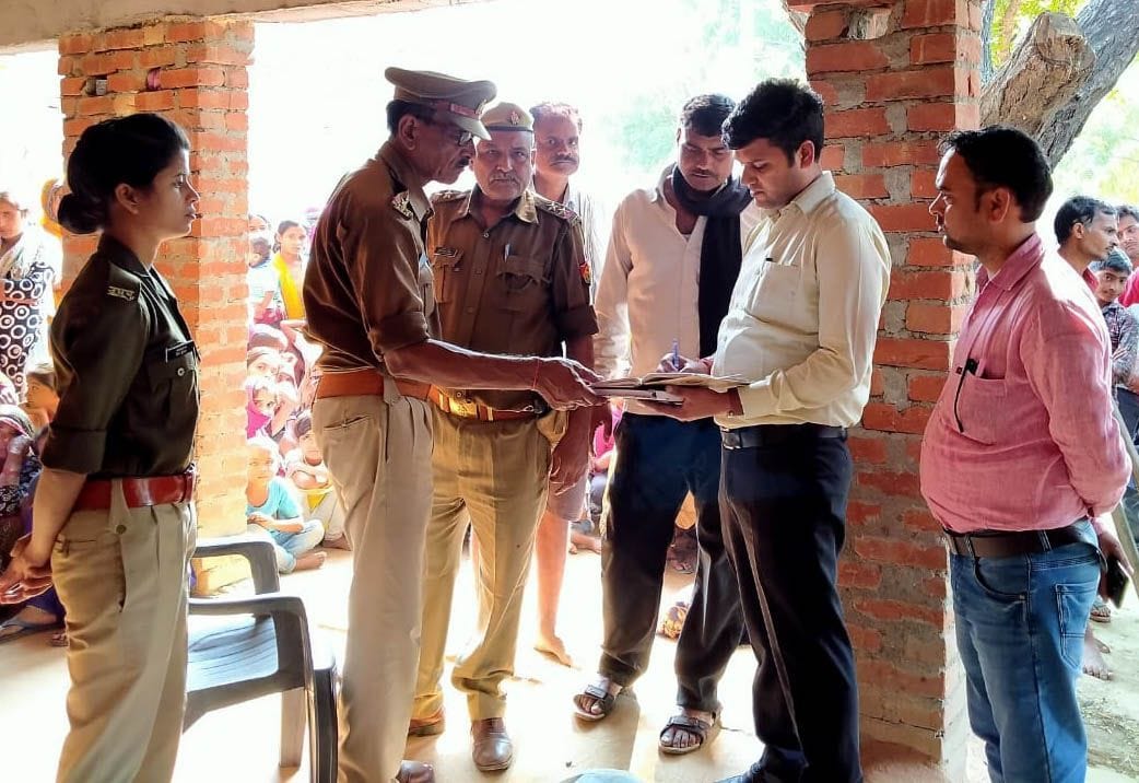 पोस्टमार्टम के लिए पंचनामा भरवाते नायब तहसीलदार सौरभ यादव। पोस्टमार्टम के लिए पंचनामा भरवाते नायब तहसीलदार सौरभ यादव।