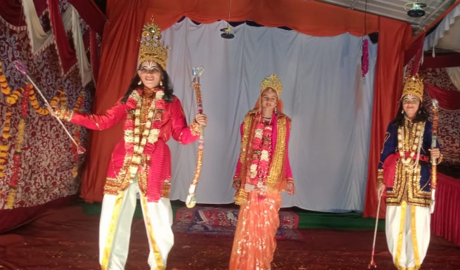 ढौरा में रामलीला मंचन का दृश्य। ढौरा में रामलीला मंचन का दृश्य।