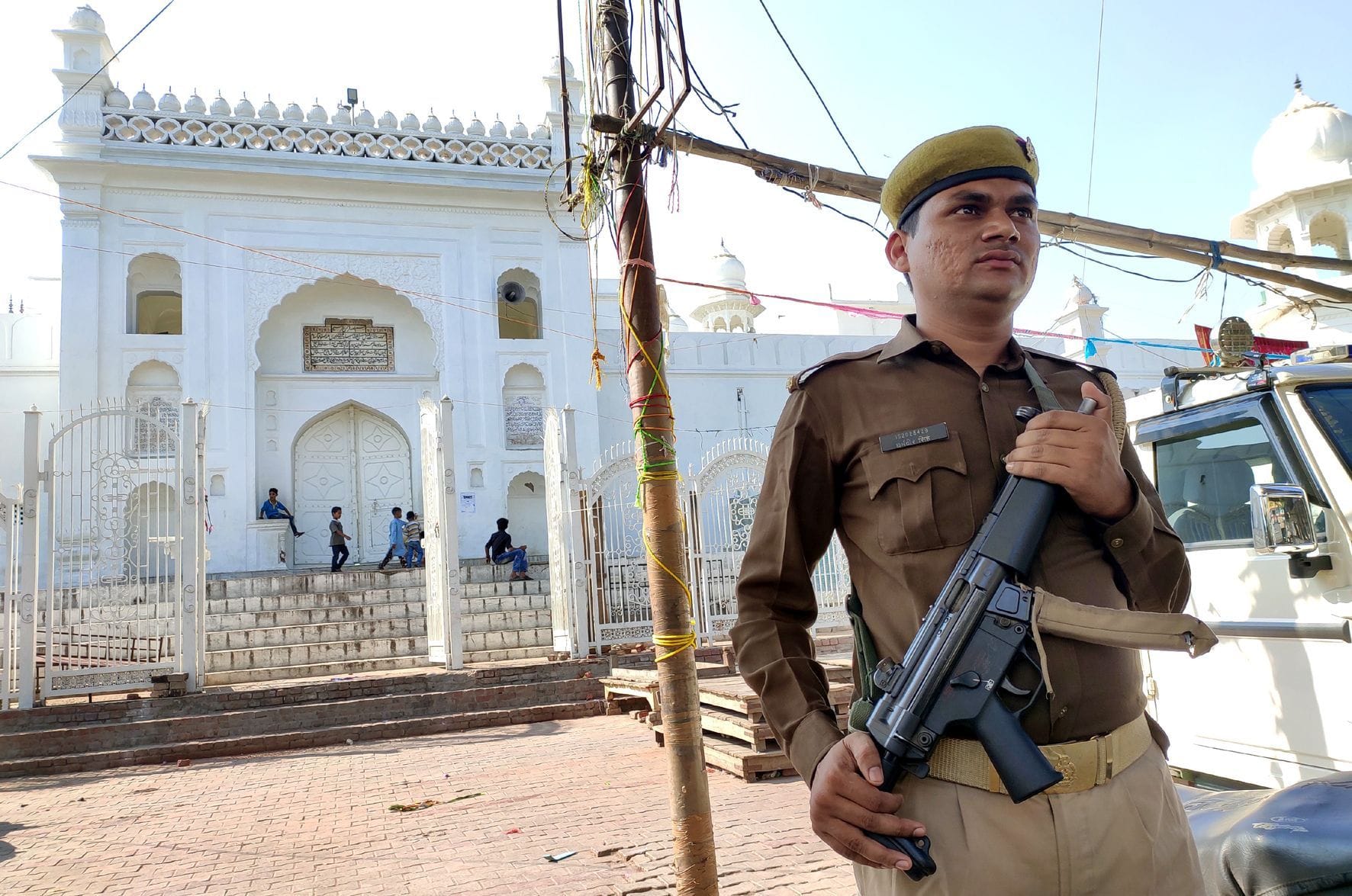 ऊपरकोट जामा मस्जिद के बाहर तैनात पुलिस का जवान। 