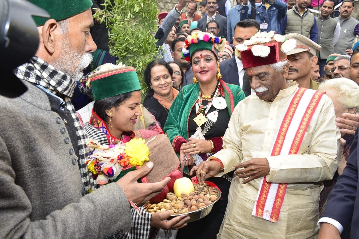 अंतरराष्ट्रीय लवी मेले के शुभारंभ अवसर पर किन्नौरी मार्केट का उद्घाटन करते राज्यपाल। 