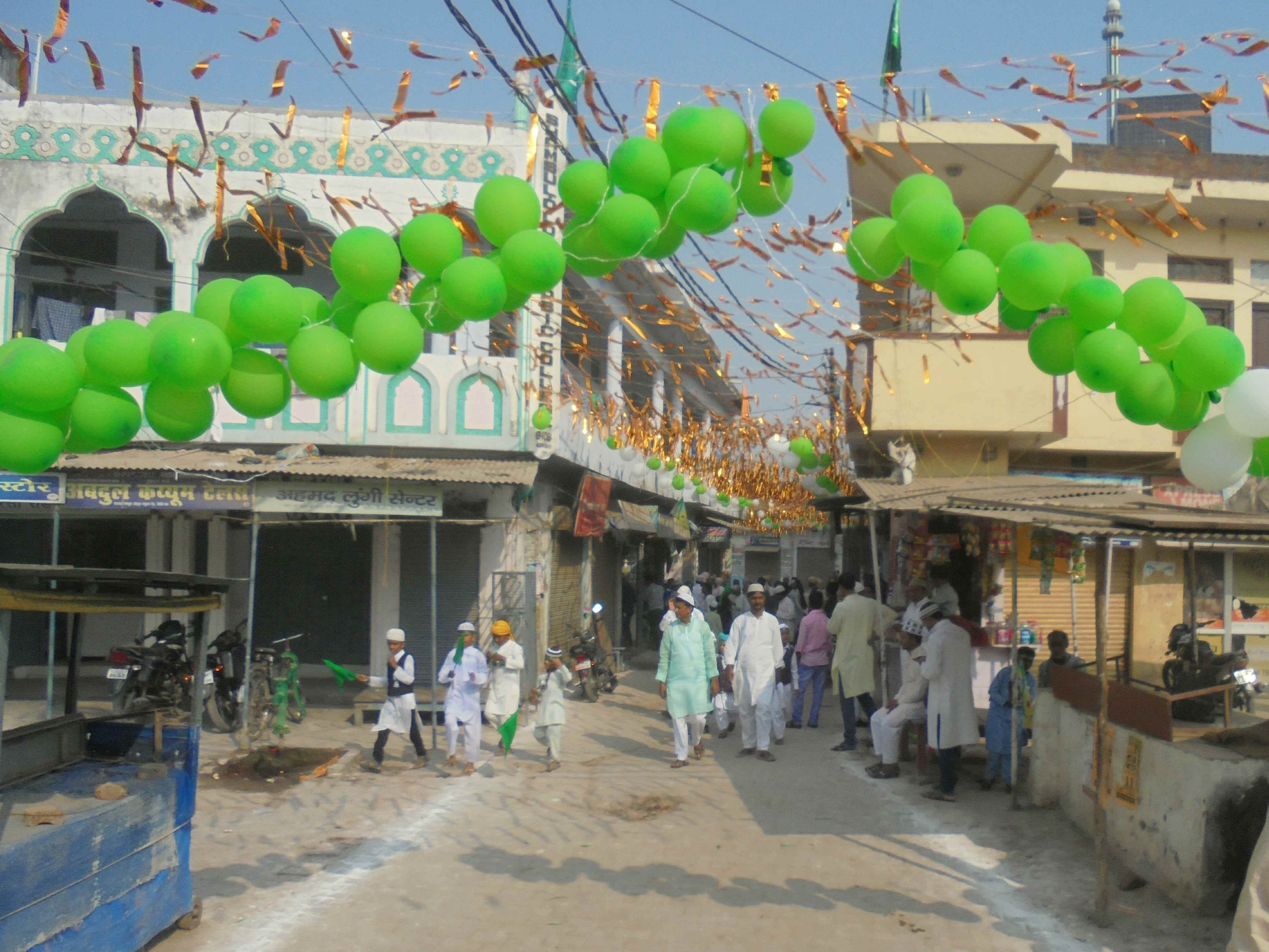 घोसी नगर के करीमुद्दीनपुर में पैगम्बर मोहम्मद साहब के जन्मदिन पर की गई आकर्षक सजावट। घोसी नगर के करीमुद्दीनपुर में पैगम्बर मोहम्मद साहब के जन्मदिन पर की गई आकर्षक सजावट।