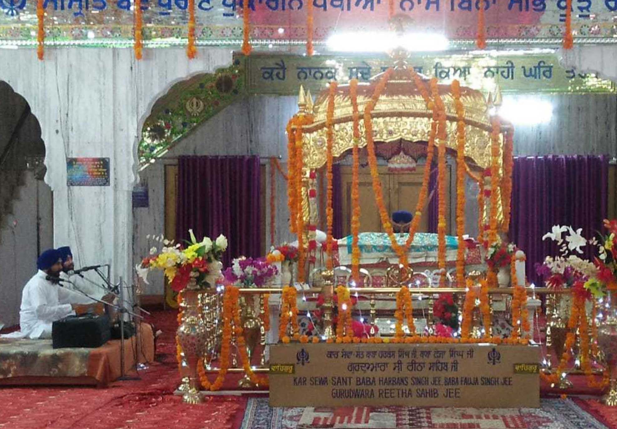 गुरु नानक जयंती की पूर्व संध्या पर रीठा साहिब गुरुद्वरे में सबद-कीर्तन करते ग्रंथी। गुरु नानक जयंती की पूर्व संध्या पर रीठा साहिब गुरुद्वरे में सबद-कीर्तन करते ग्रंथी।