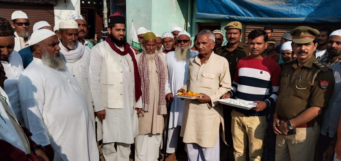 मोहम्मदाबाद में जुलूस के दौरान मुस्लिमों भाइयों का स्वागत करते हिंदू भाई मोहम्मदाबाद में जुलूस के दौरान मुस्लिमों भाइयों का स्वागत करते हिंदू भाई