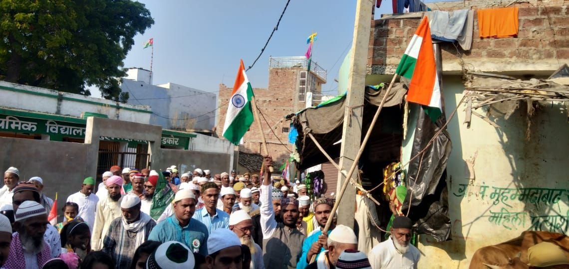 मोहम्मदाबाद में तिरंगा लेकर जुलूस निकालते लोग मोहम्मदाबाद में तिरंगा लेकर जुलूस निकालते लोग