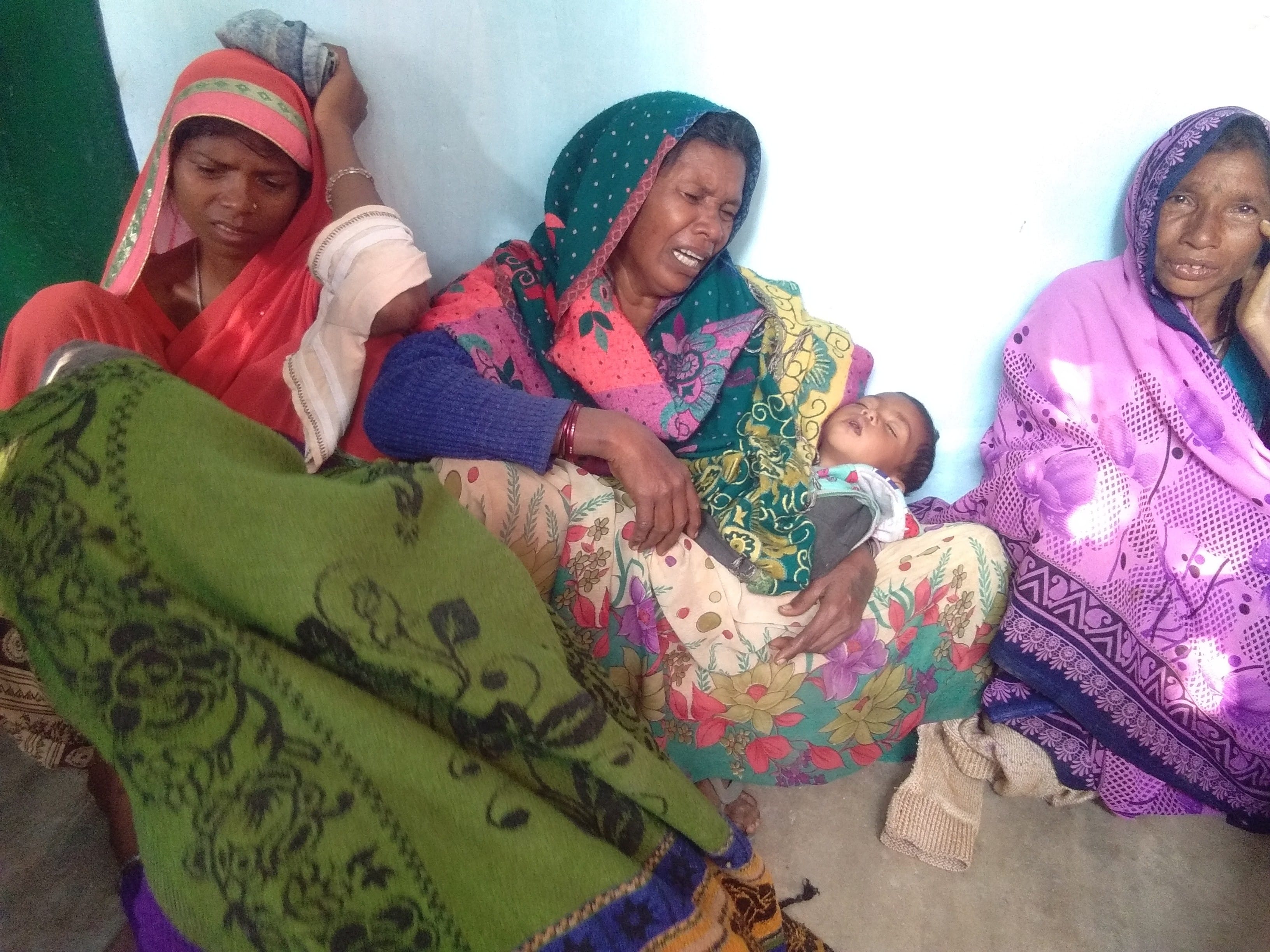 बभनी थाना क्षेत्र के डूमरहर गांव में विलाप करते जंगली हाथी के हमले मृत युवक के परिजन। बभनी थाना क्षेत्र के डूमरहर गांव में विलाप करते जंगली हाथी के हमले मृत युवक के परिजन।
