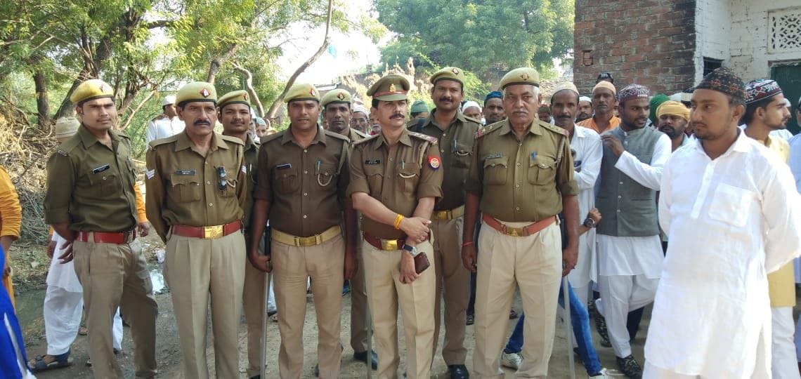 मोहम्मदाबाद में जुलूस के दौरान तैनात पुलिस फोर्स मोहम्मदाबाद में जुलूस के दौरान तैनात पुलिस फोर्स