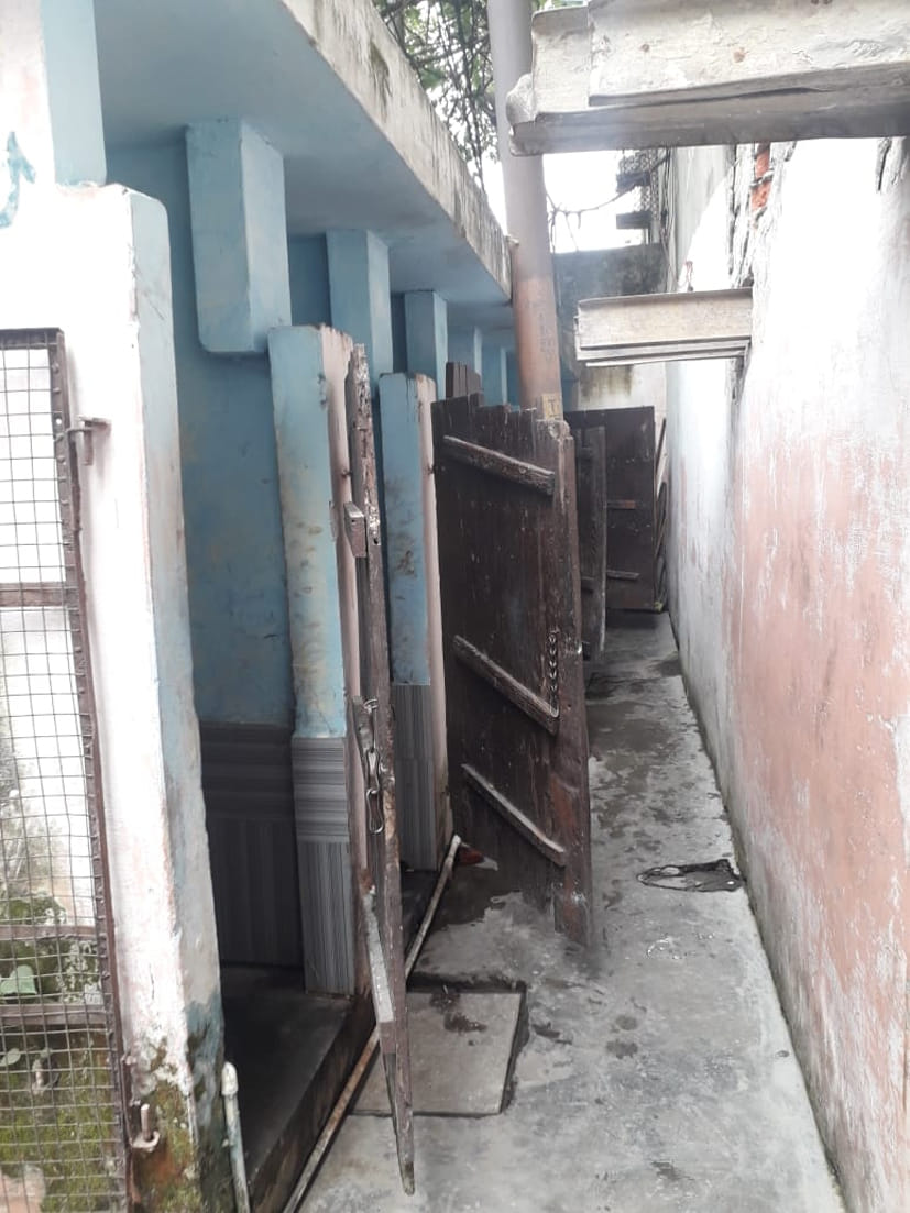 जुबली पार्क स्थित टूटा पडा शौचालय