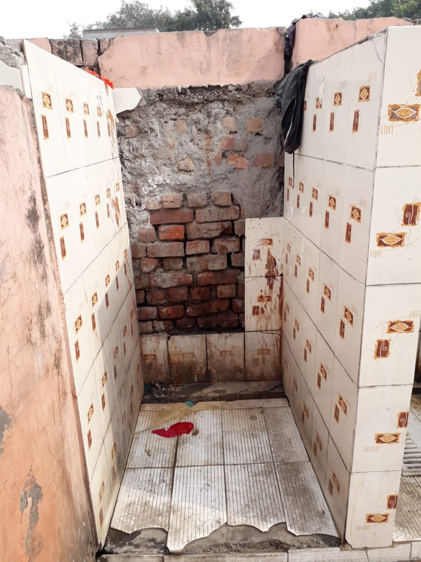 जुबली पार्क में स्थित टूटा पडा शौचालय