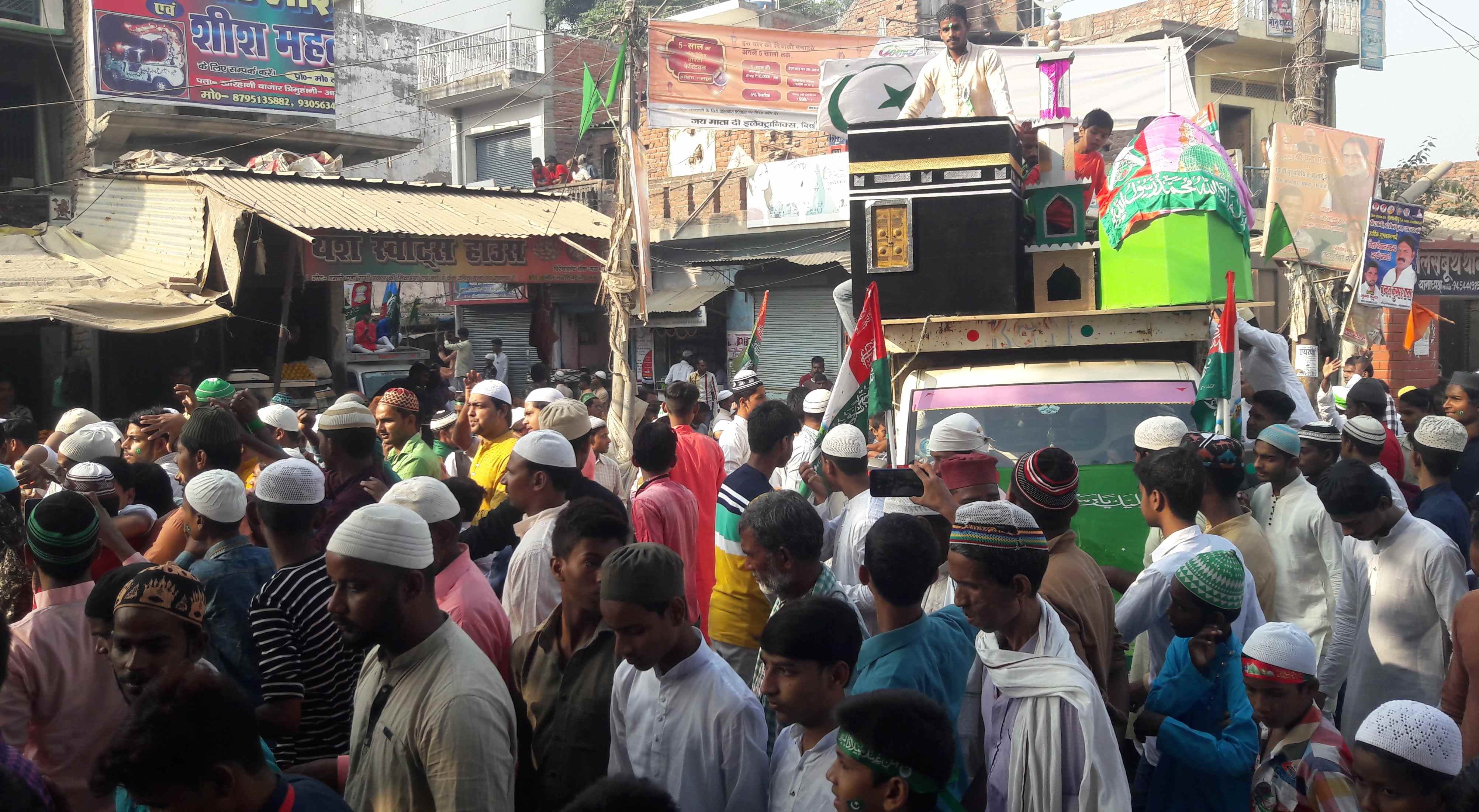 चिरैयाकोट में ईद मिलादुन्नबी पर निकाला गया जुलूस,शामिल लोग। चिरैयाकोट में ईद मिलादुन्नबी पर निकाला गया जुलूस,शामिल लोग।