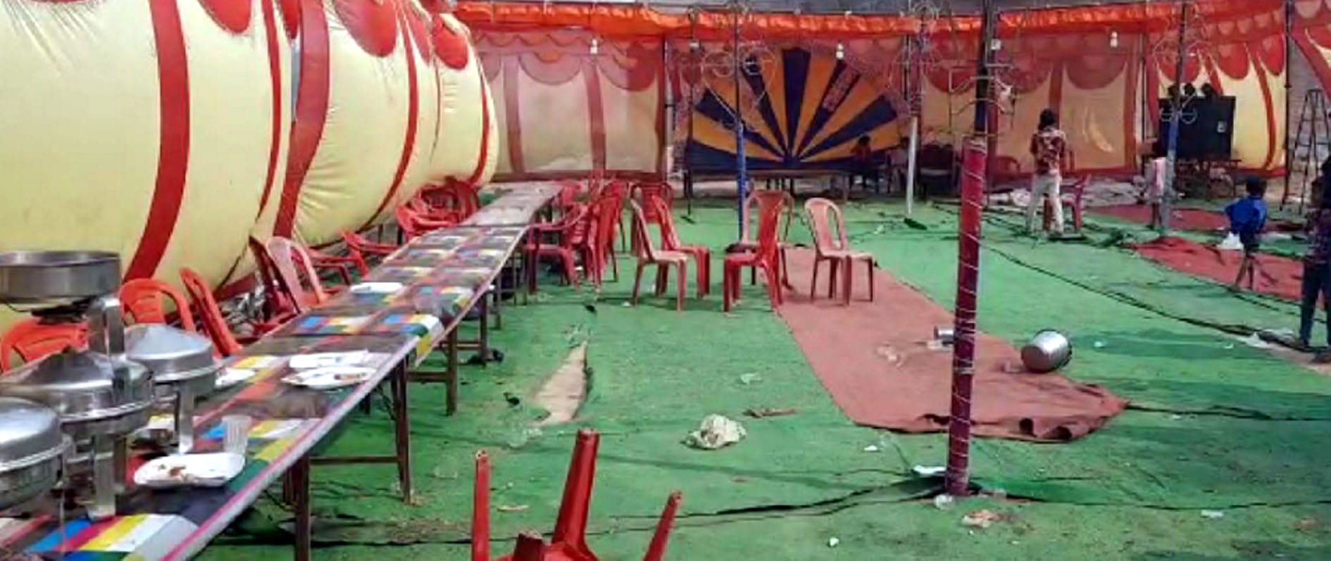 कासगंज गंजडुंडवारा के ग्राम वाजनगर सुजावलपुर बरात न आने से सूनसान पड़ा पंडाल