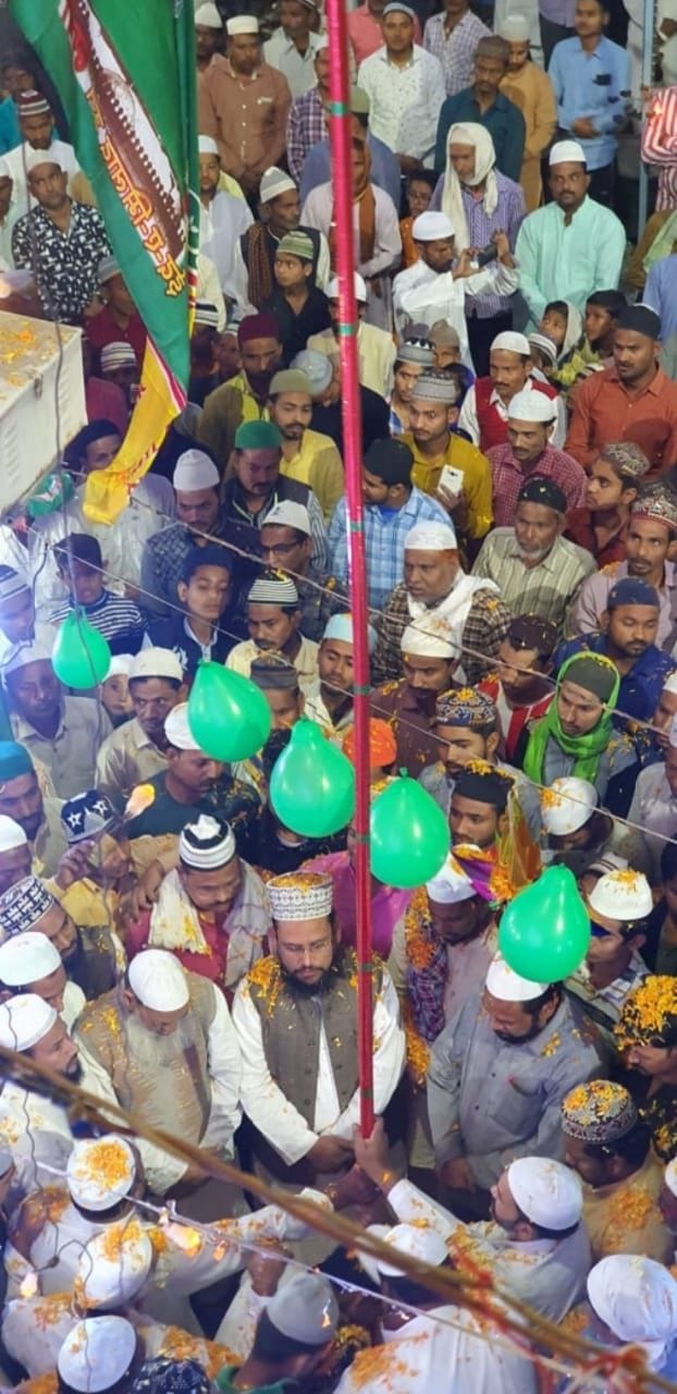 कालपी में बारहवीं शरीफ जुलूस में शामिल लोग