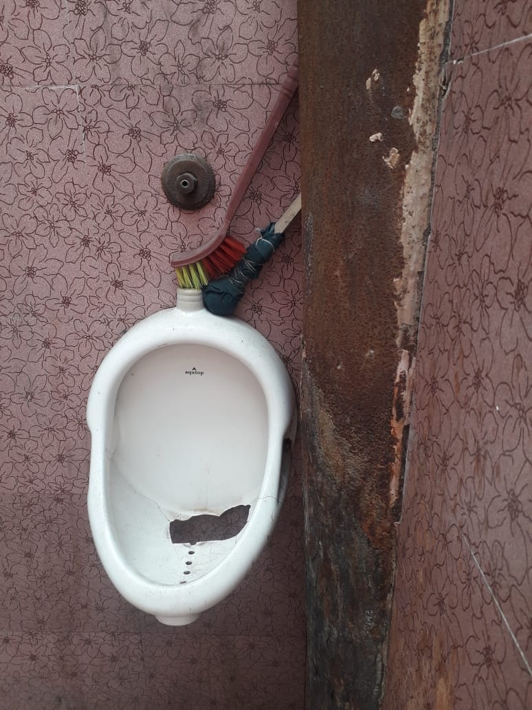 रायवाला में बने यूरिनल में टूटा पड़ा पॉट।