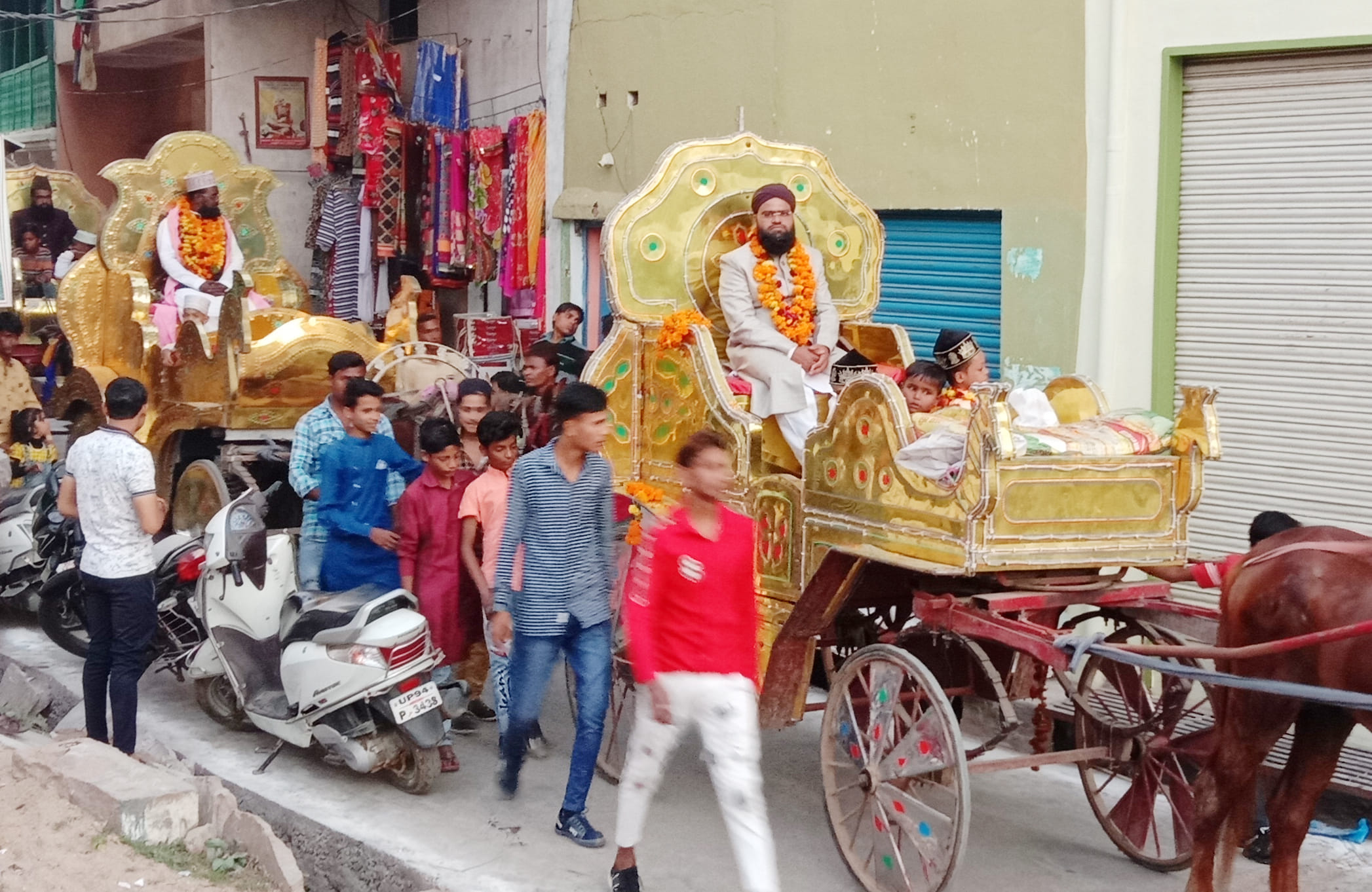 जलूस में बग्गी पर सवार धर्मगुरु जलूस में बग्गी पर सवार धर्मगुरु