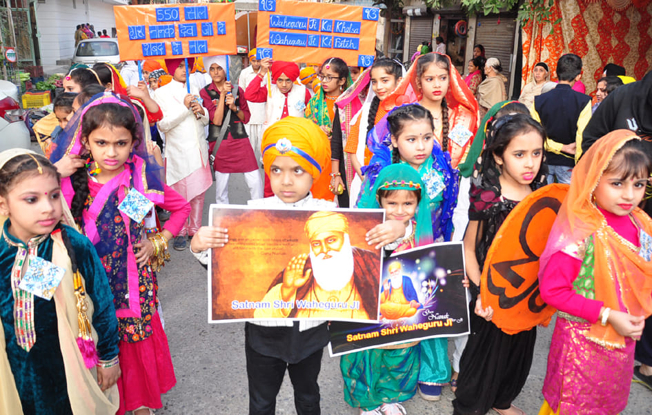 हकीकत नगर गुरुद्वारे से निकले नगर कीर्तन में सजे बच्चे।
