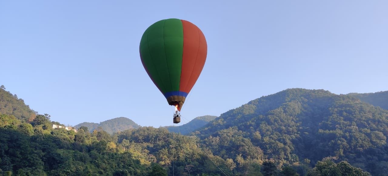 मरचूला महोत्सव हाट एयर बैलून का आनंद लेते लोग। मरचूला महोत्सव हाट एयर बैलून का आनंद लेते लोग।